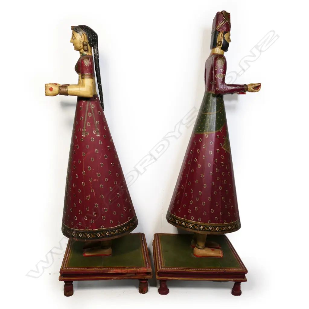 A pair of tall 1920s hand-painted wooden Isar Ganaur Maharaja and Maharani figures, Image 1++