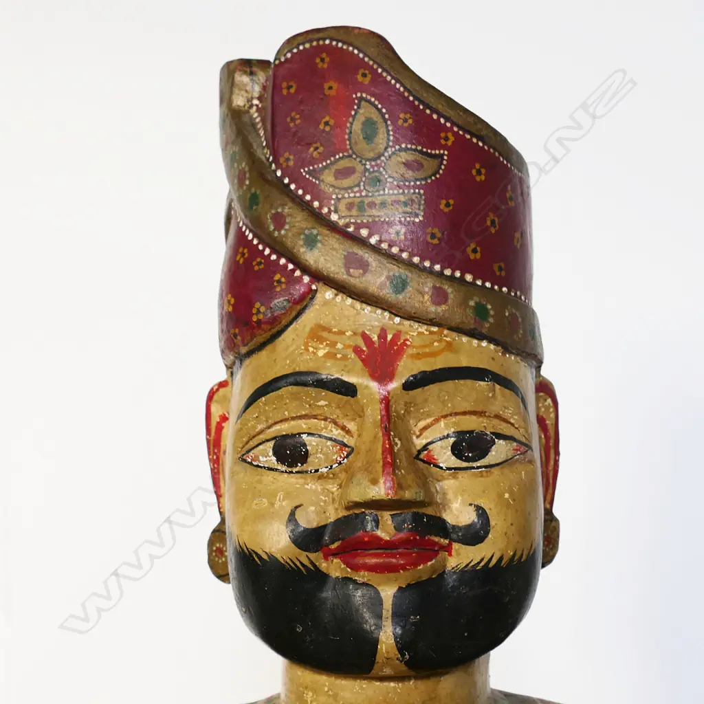 A pair of tall 1920s hand-painted wooden Isar Ganaur Maharaja and Maharani figures, Image 1++