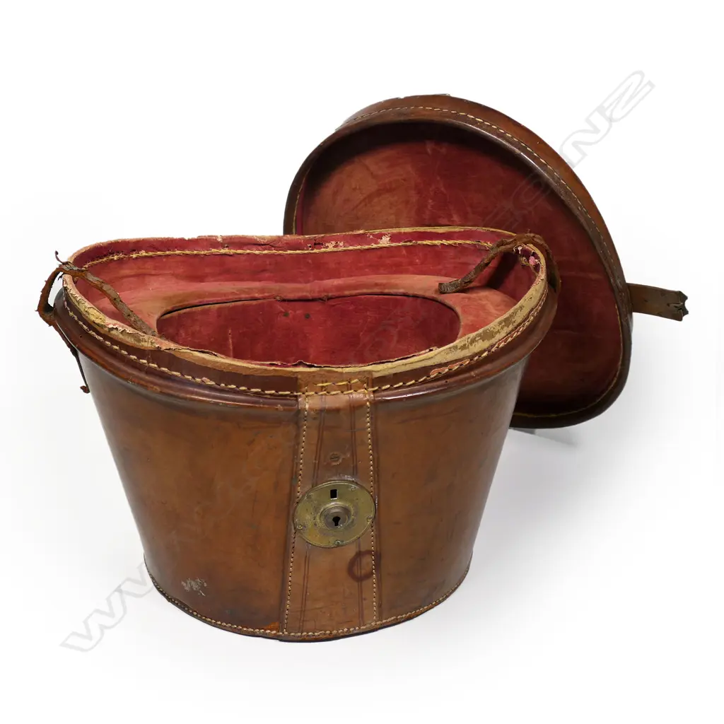 A Victorian leather top hat box, Image 1++