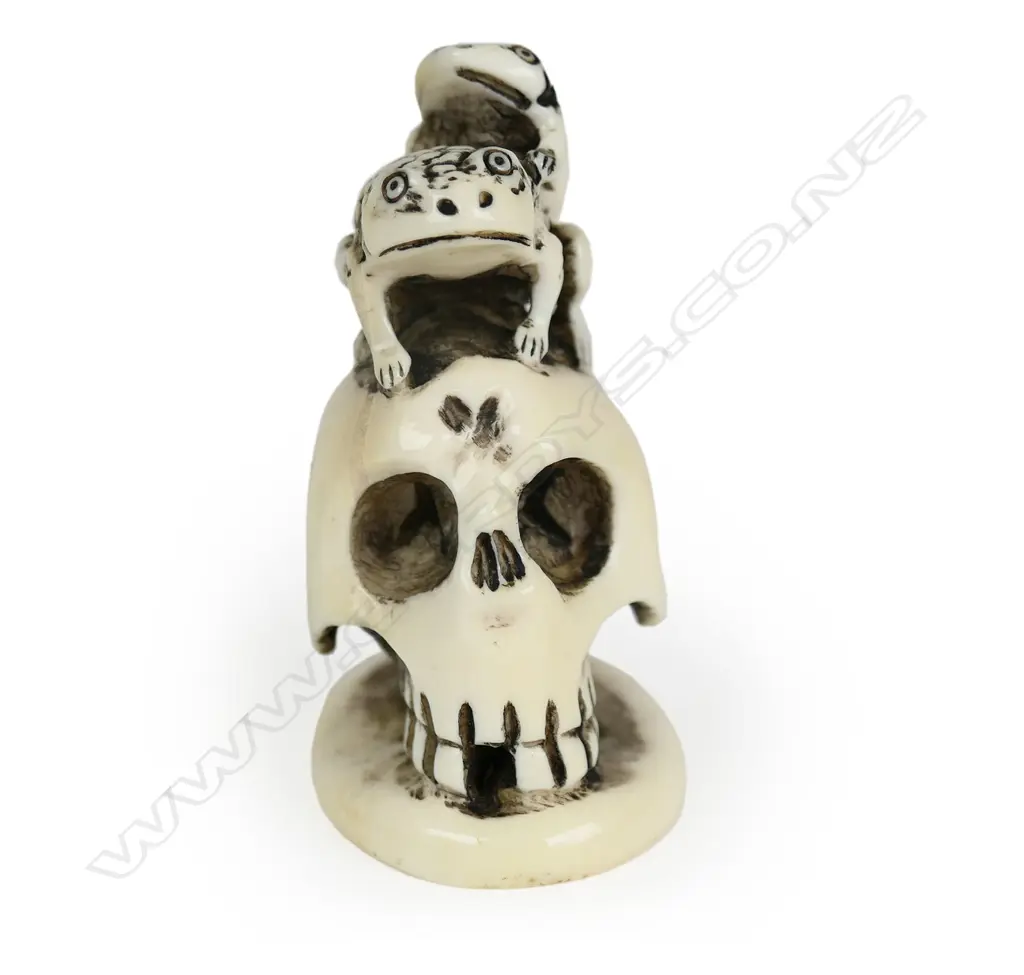 A Japanese Meiji period carved ivory okimono/netsuke, Image 1++