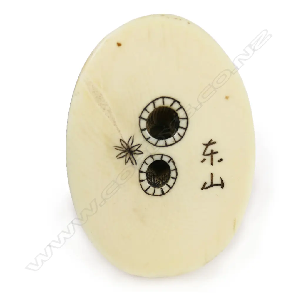 A Japanese Meiji period carved ivory okimono/netsuke, Image 1++