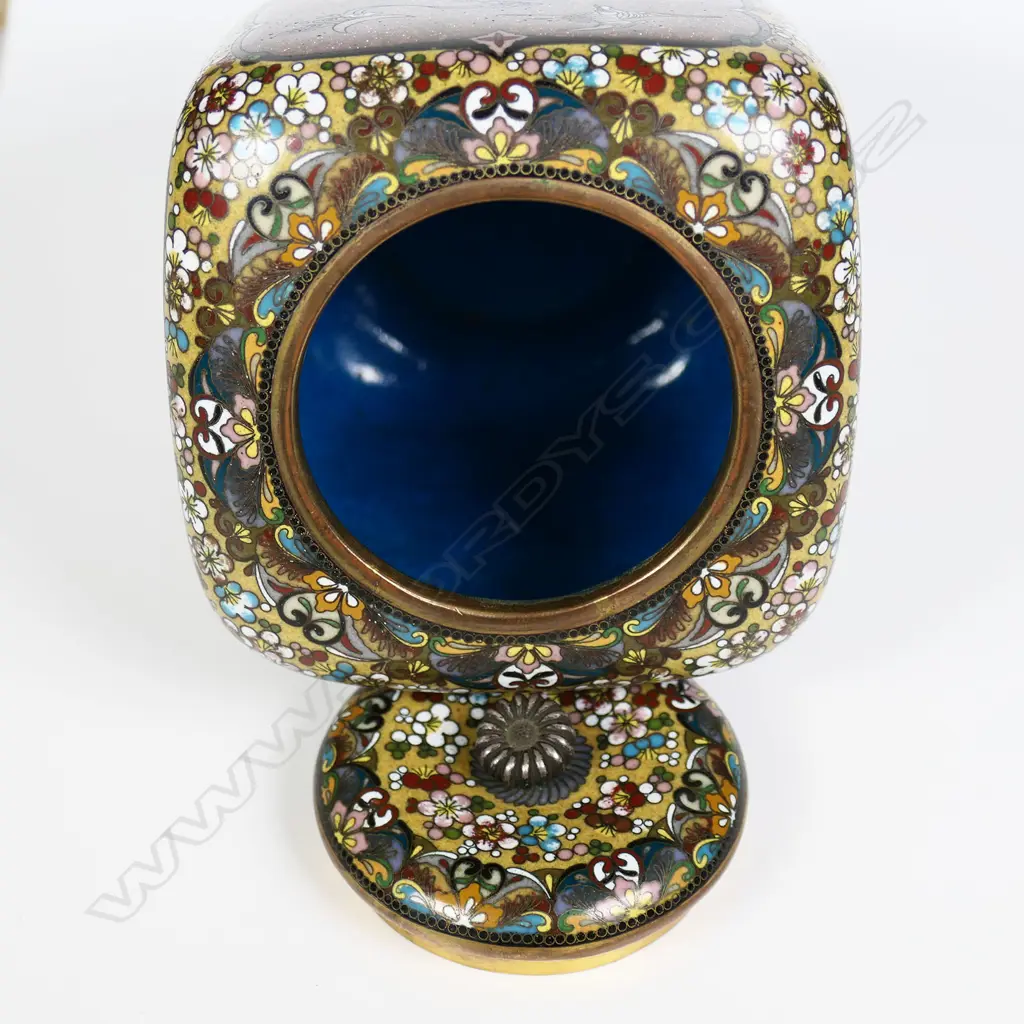 A very fine 19thC Japanese square form lidded jar, Image 1++