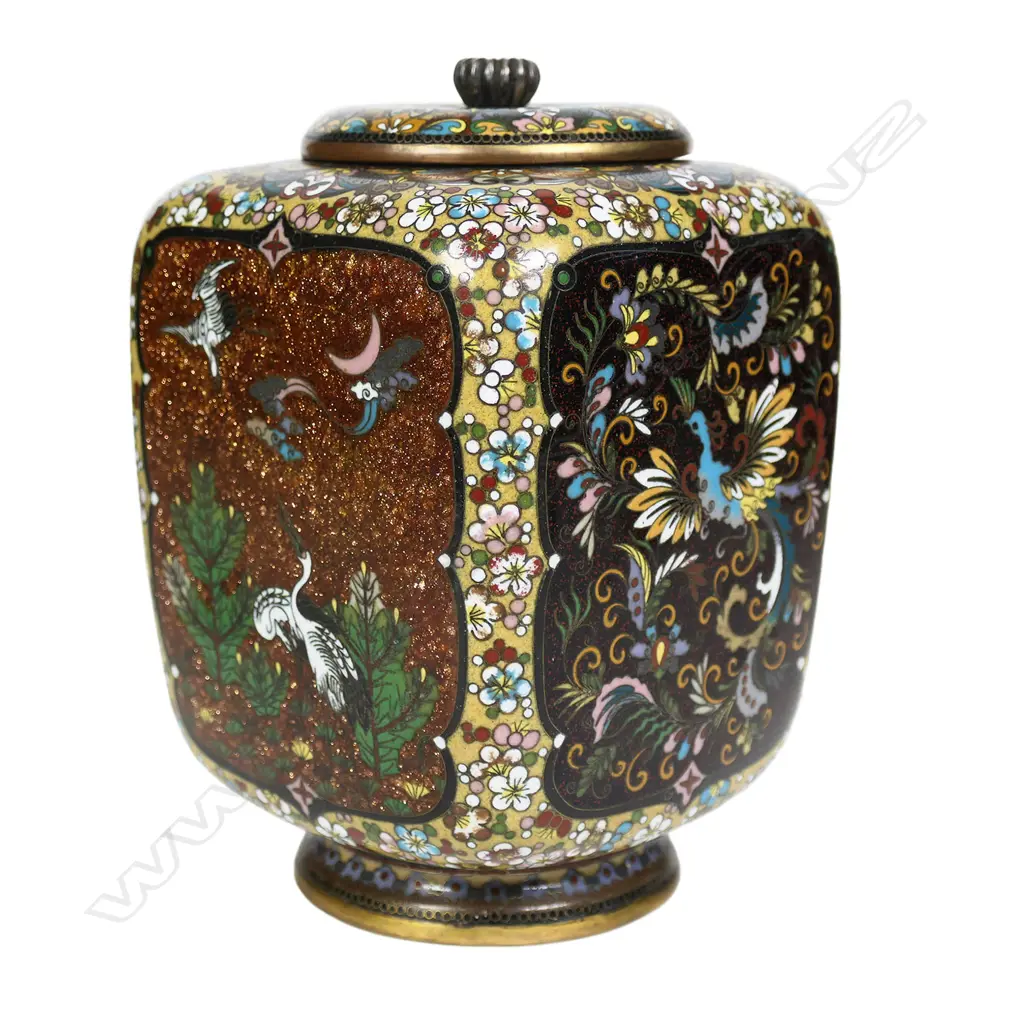 A very fine 19thC Japanese square form lidded jar, Image 1++
