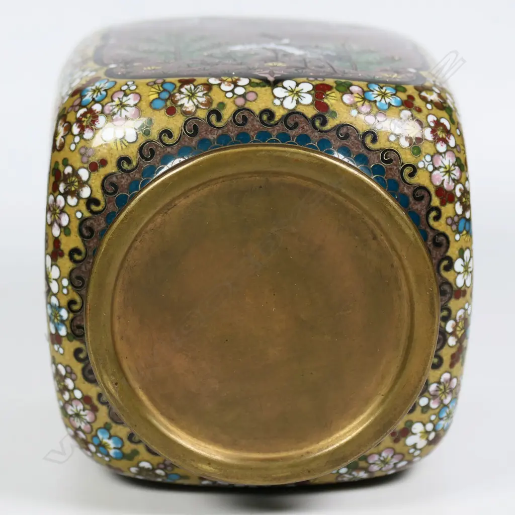 A very fine 19thC Japanese square form lidded jar, Image 1++