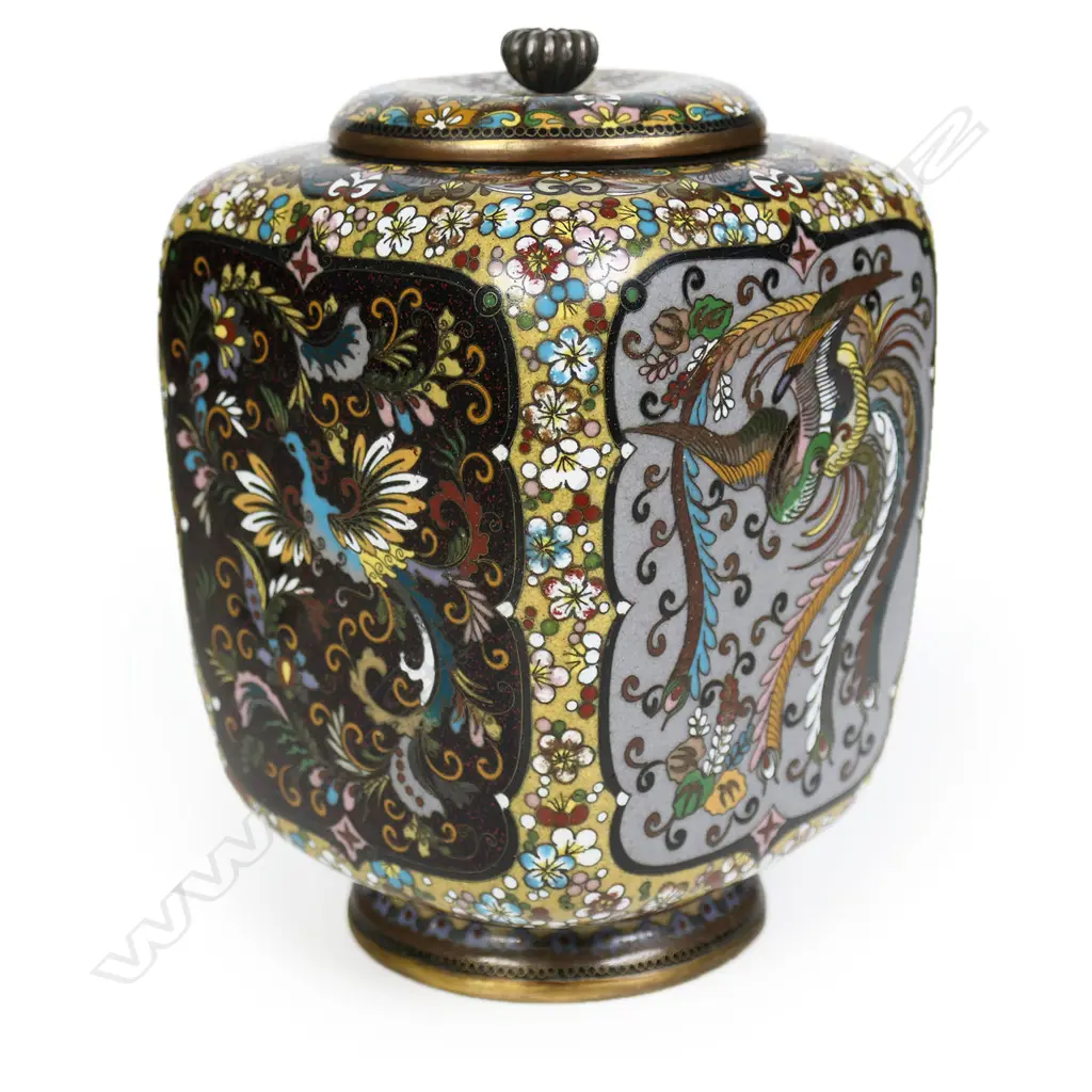 A very fine 19thC Japanese square form lidded jar, Image 1++