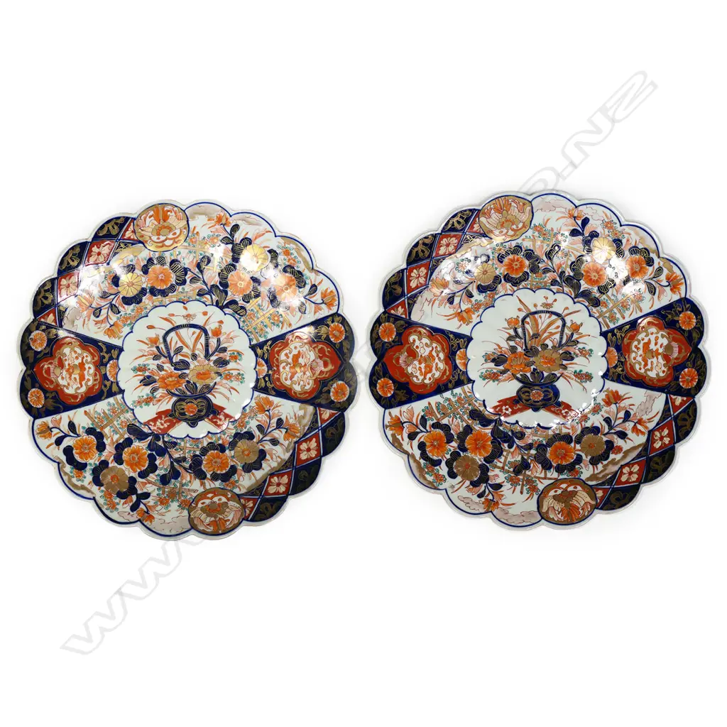 A pair of Japanese Meiji period imari chargers, Image 1++