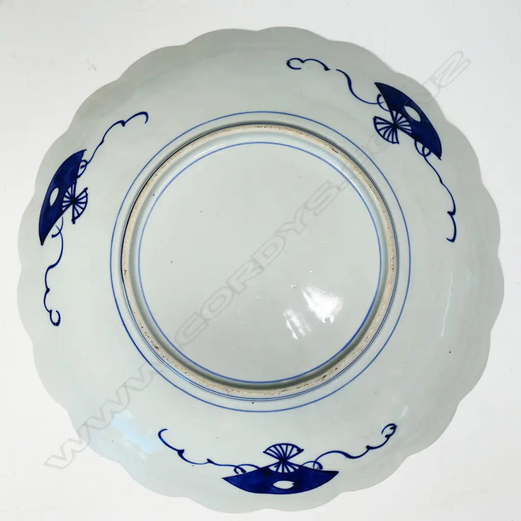 A pair of Japanese Meiji period imari chargers, Image 1++