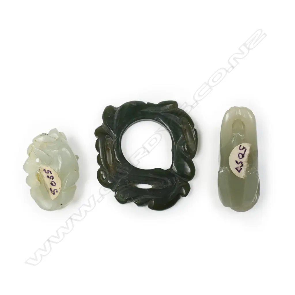Three old Chinese jade small pendant/handling pieces, Image 1++