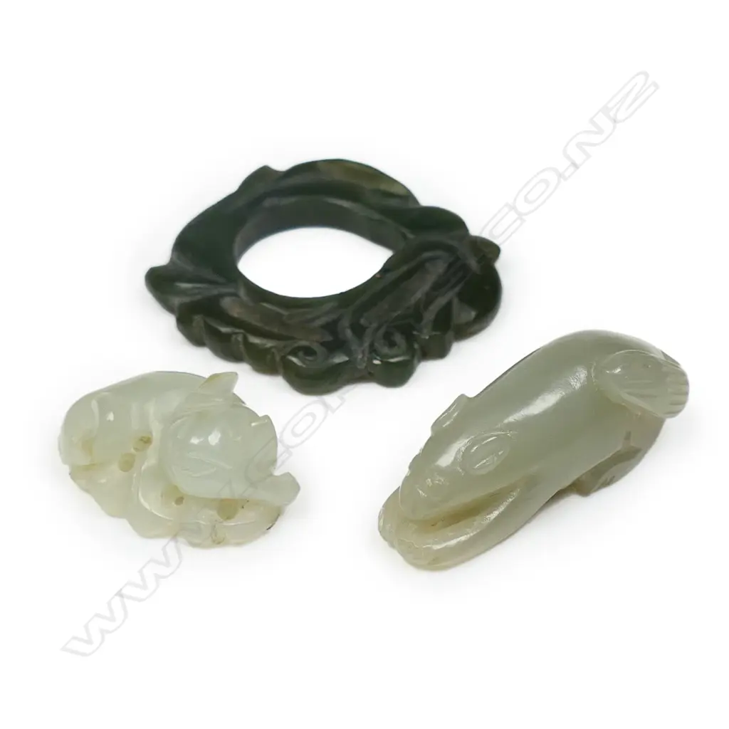 Three old Chinese jade small pendant/handling pieces, Image 1++