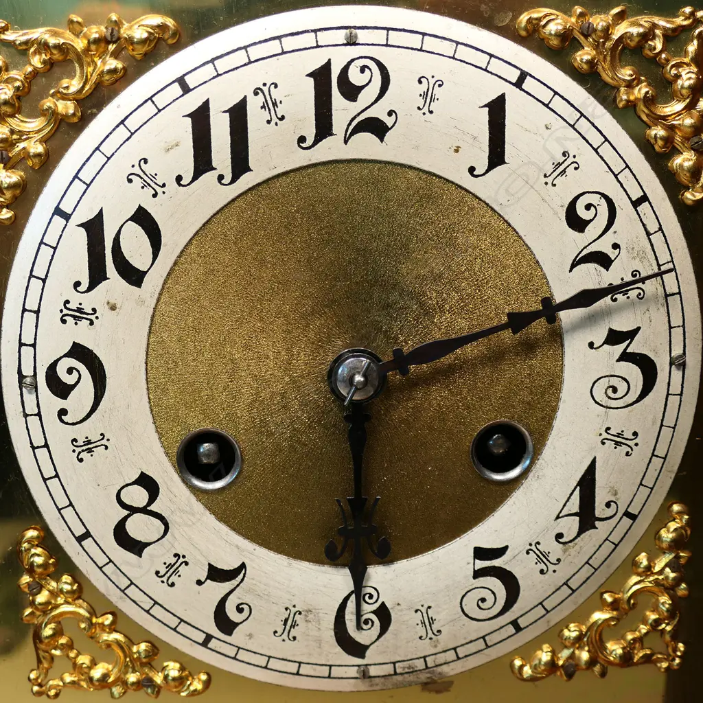 A Victorian walnut framed bracket clock, Image 1++