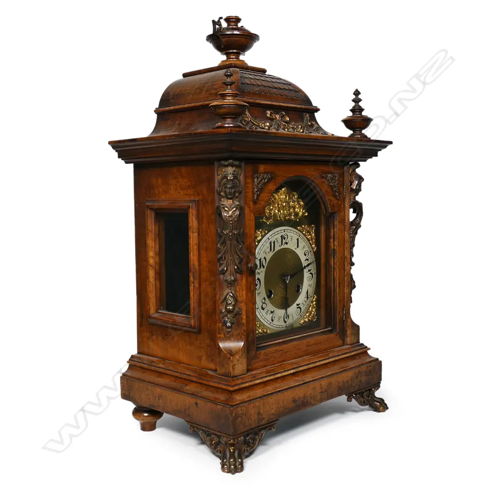 A Victorian walnut framed bracket clock, Image 1++