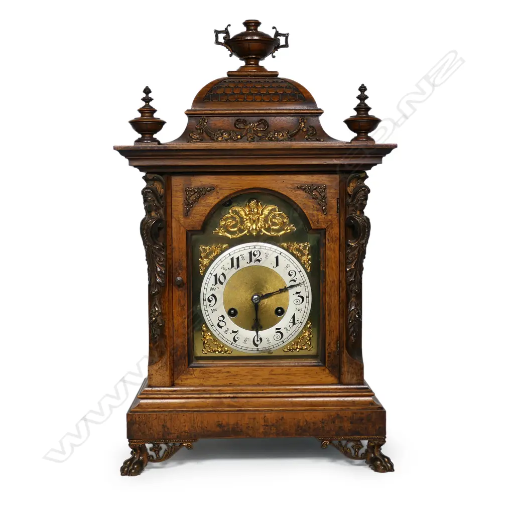 A Victorian walnut framed bracket clock, Image 1++