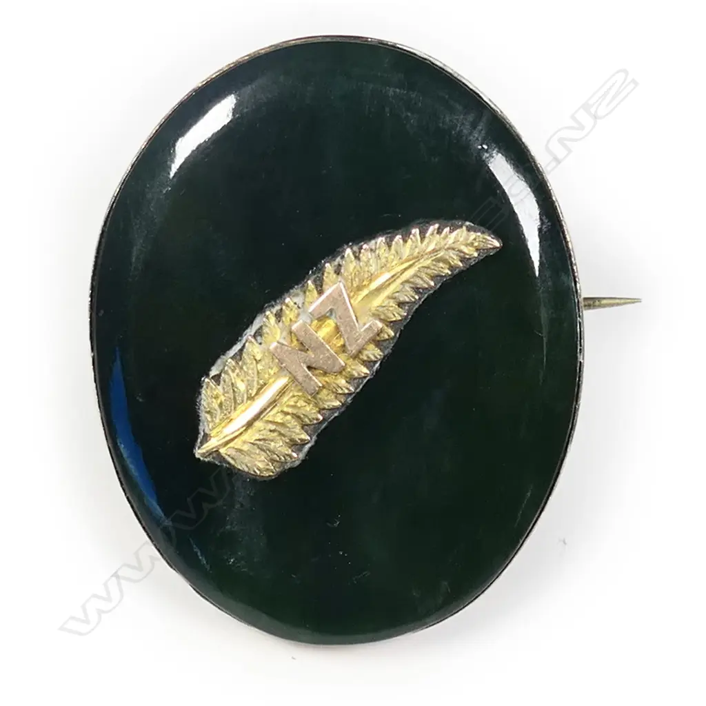 A c.1900 pounamu and 9ct rose gold large brooch, Image 1++