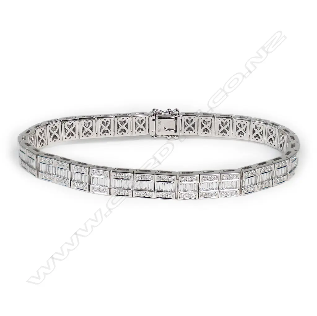 An 18ct white gold and diamond bracelet, Image 1++