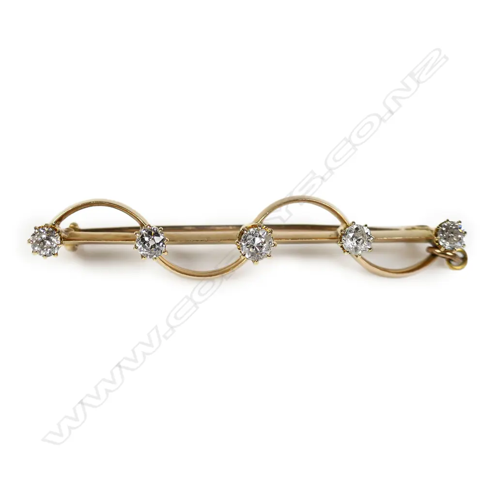 A c1900 15ct yellow gold five diamond wavy bar brooch, Image 1++
