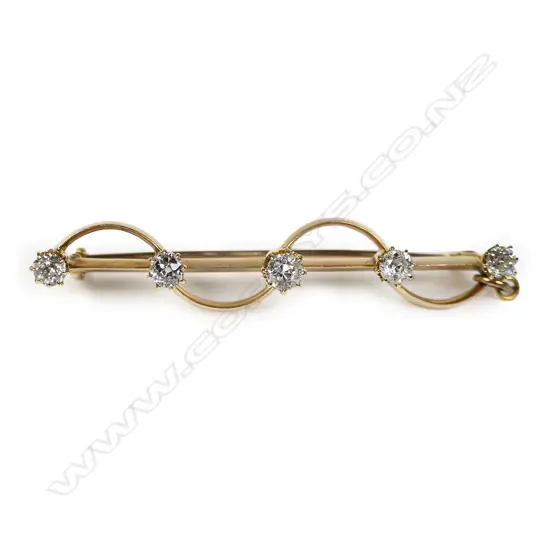 A c1900 15ct yellow gold five diamond wavy bar brooch,