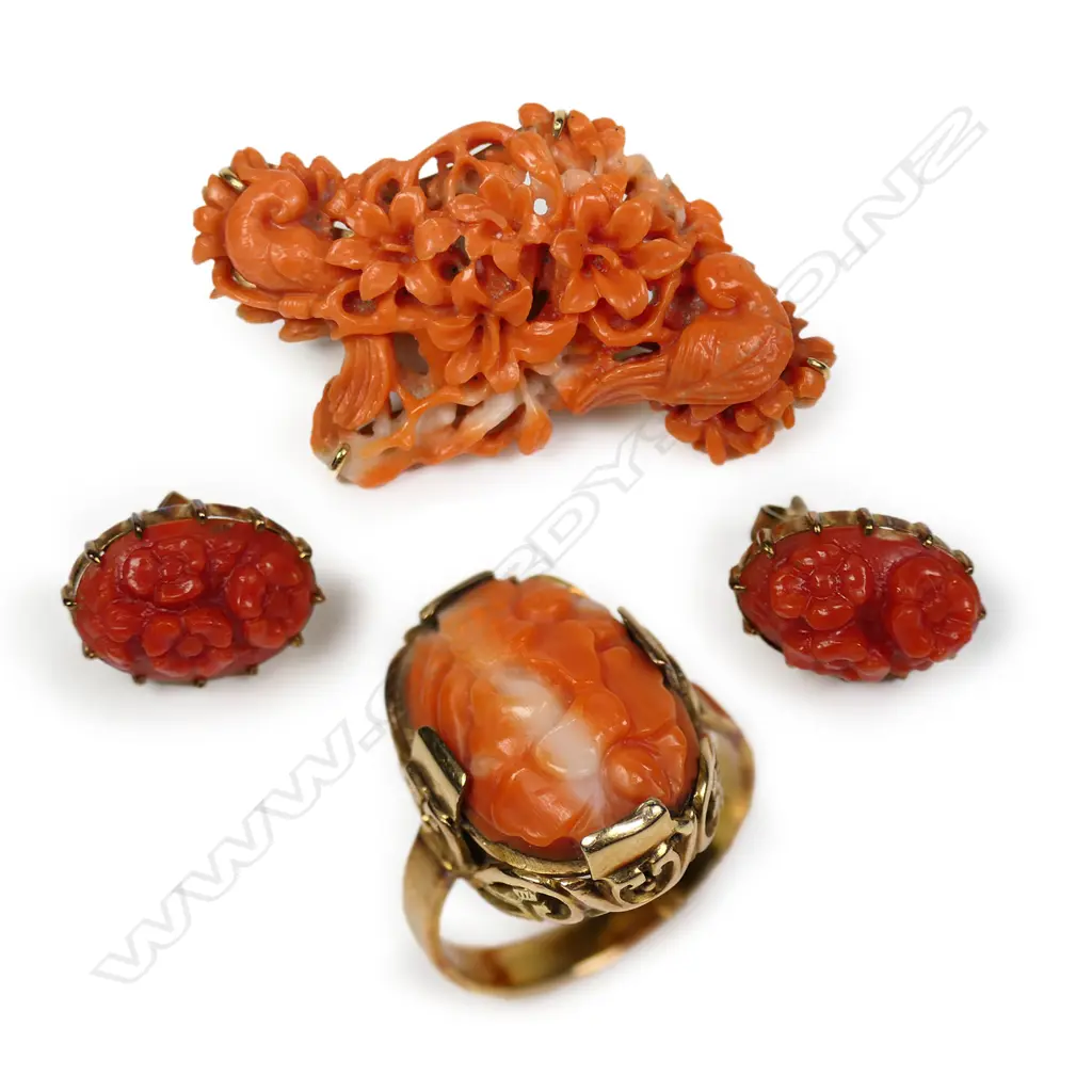 A vintage 14ct gold coral suite, Image 1++