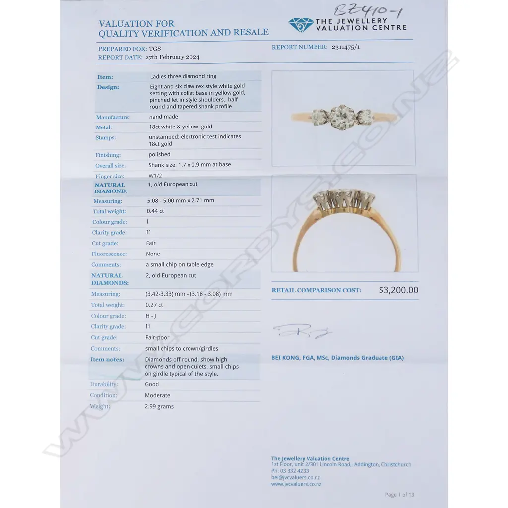 An 18ct white and yellow gold three stone diamond ring, Image 1++