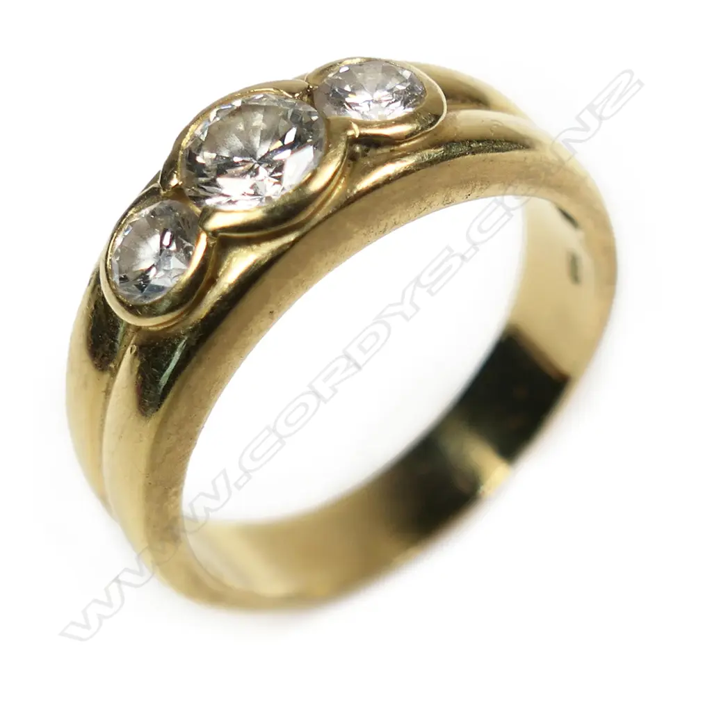 An 18ct gold and three stone diamond ring, Image 1++