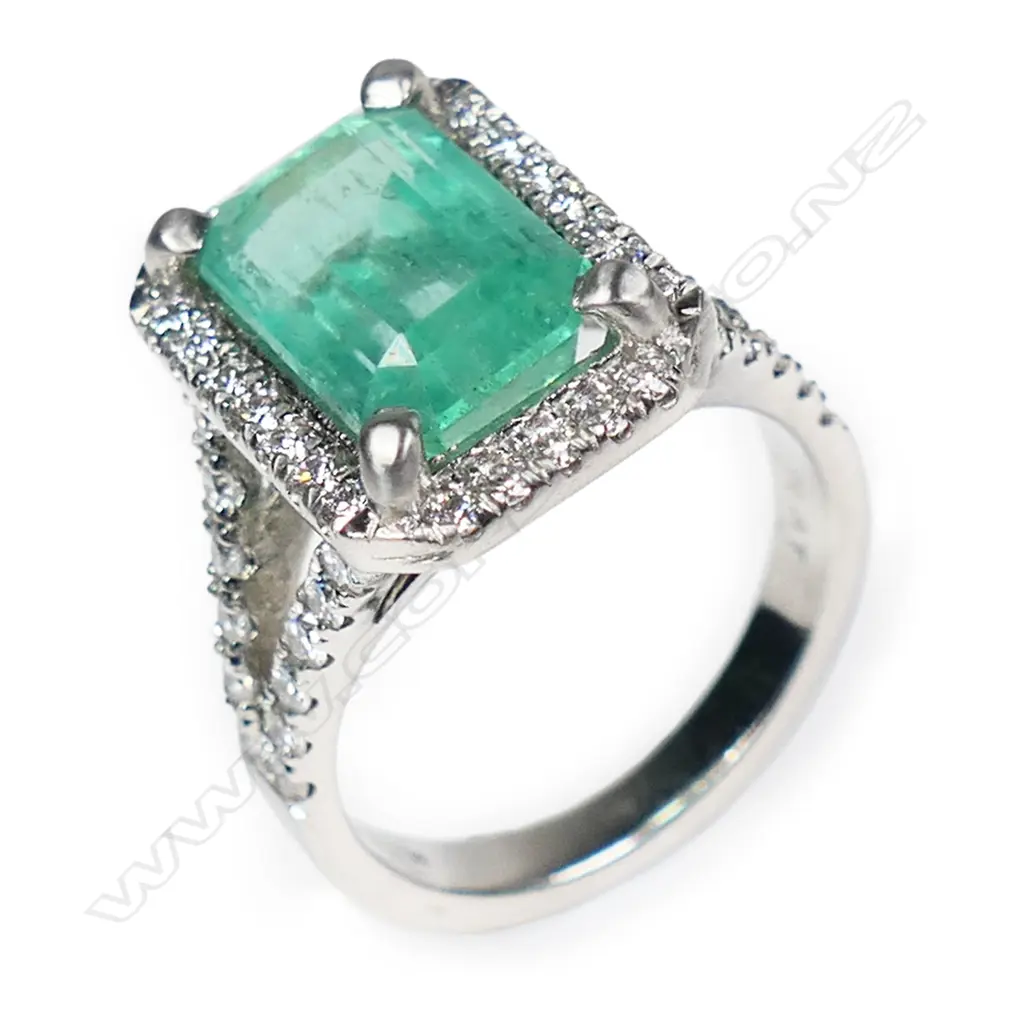 A platinum Columbian emerald and diamond ring, Image 1++