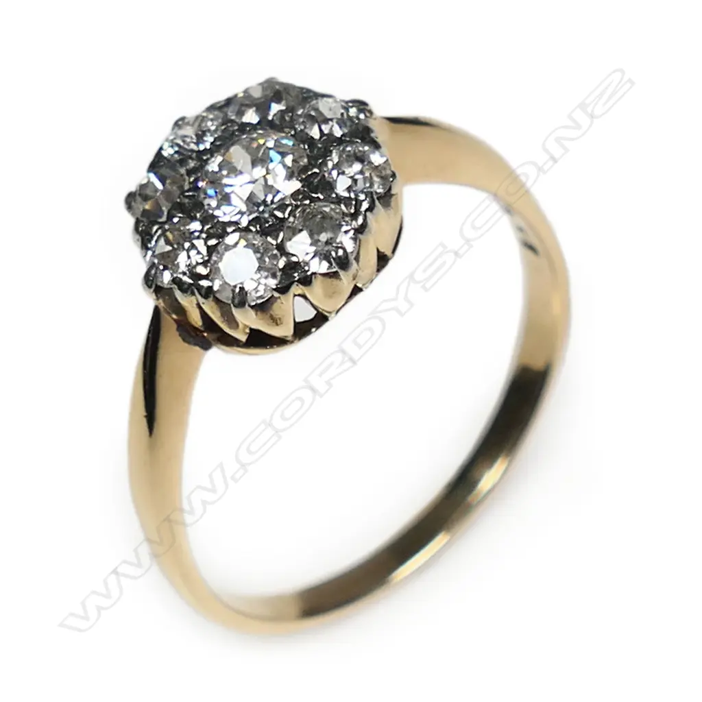 An estate 18ct gold and diamond cluster ring, Image 1++