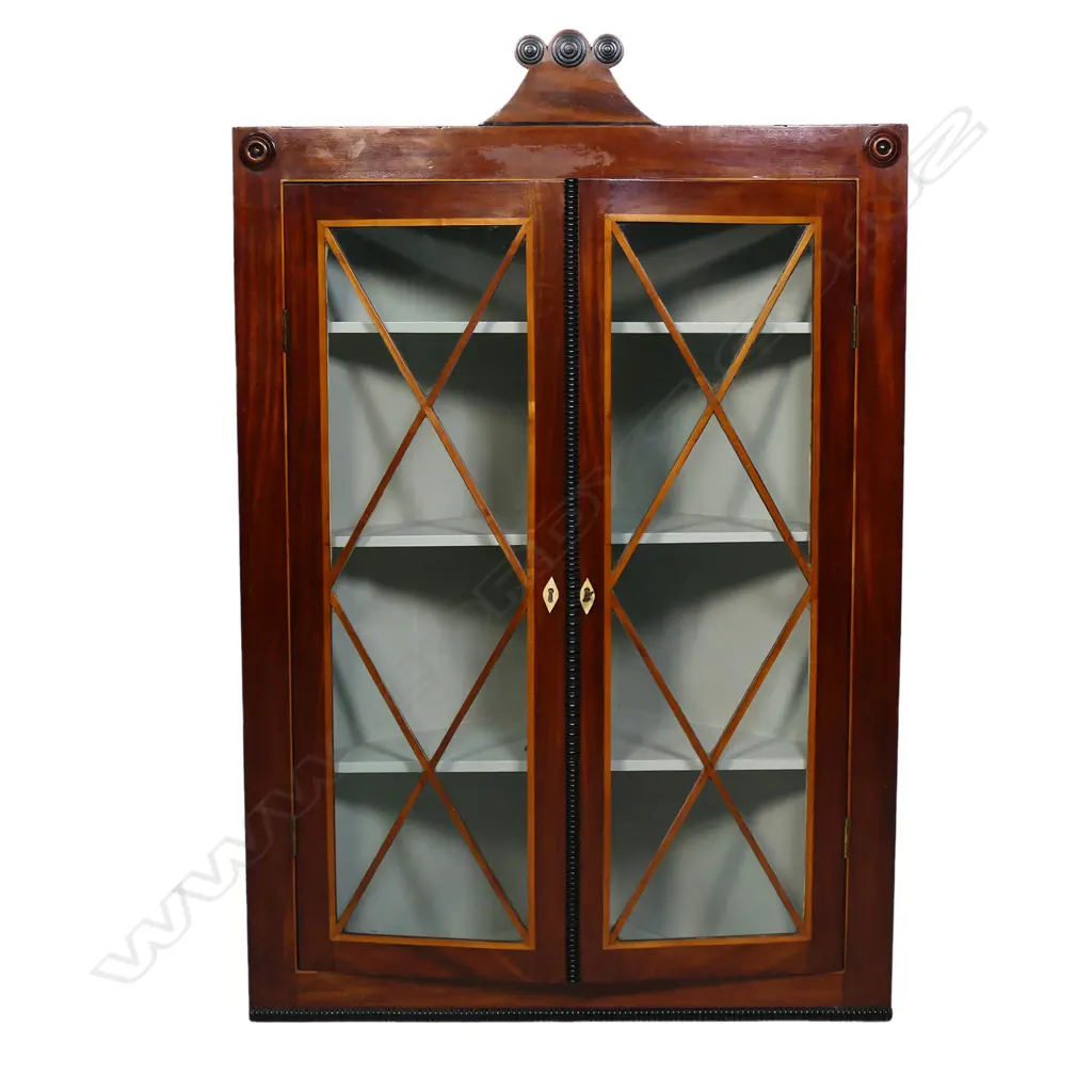 An elegant early 19thC Regency mahogany hanging corner cabinet, Image 1++