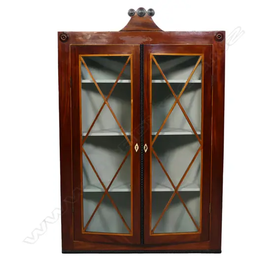 An elegant early 19thC Regency mahogany hanging corner cabinet,
