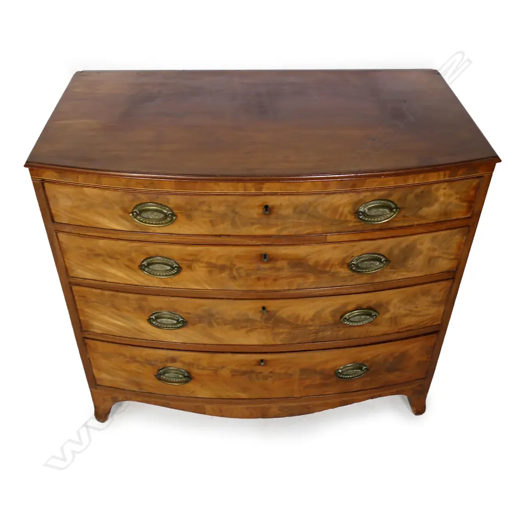 A Georgian mahogany bow-front chest of drawers, Image 1++