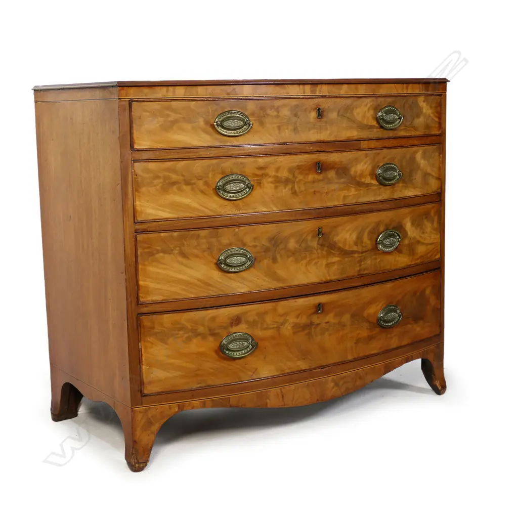 A Georgian mahogany bow-front chest of drawers, Image 1++