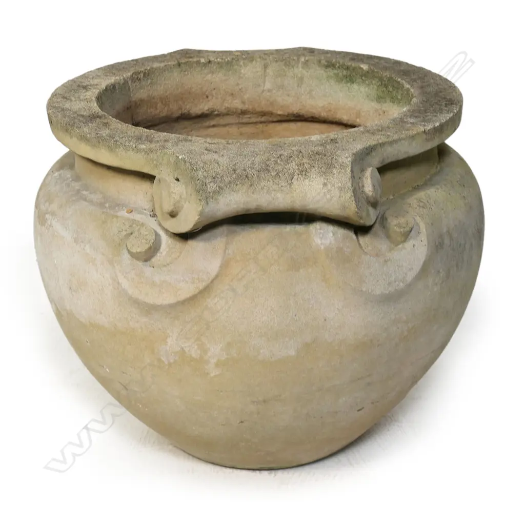 A large Haddonstone planter, Image 1++