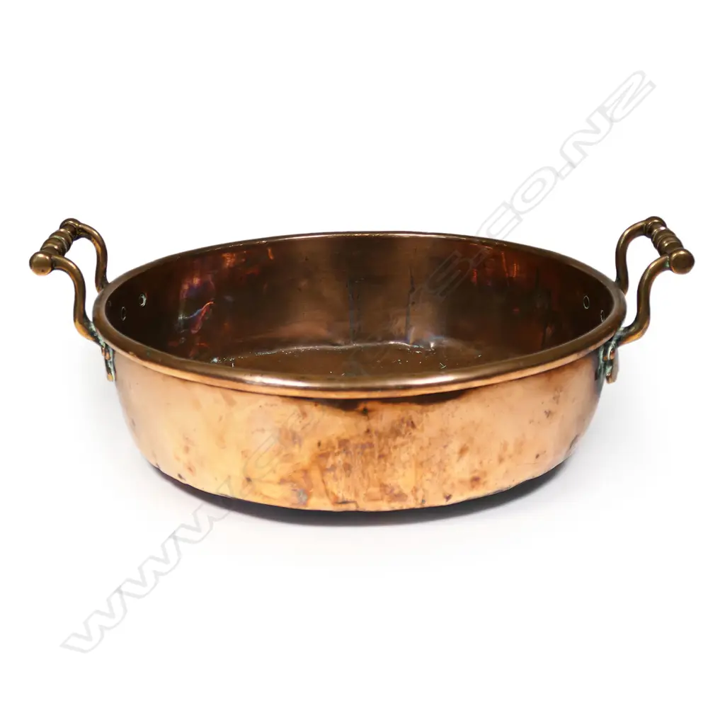 A Victorian copper two handled pan, Image 1++