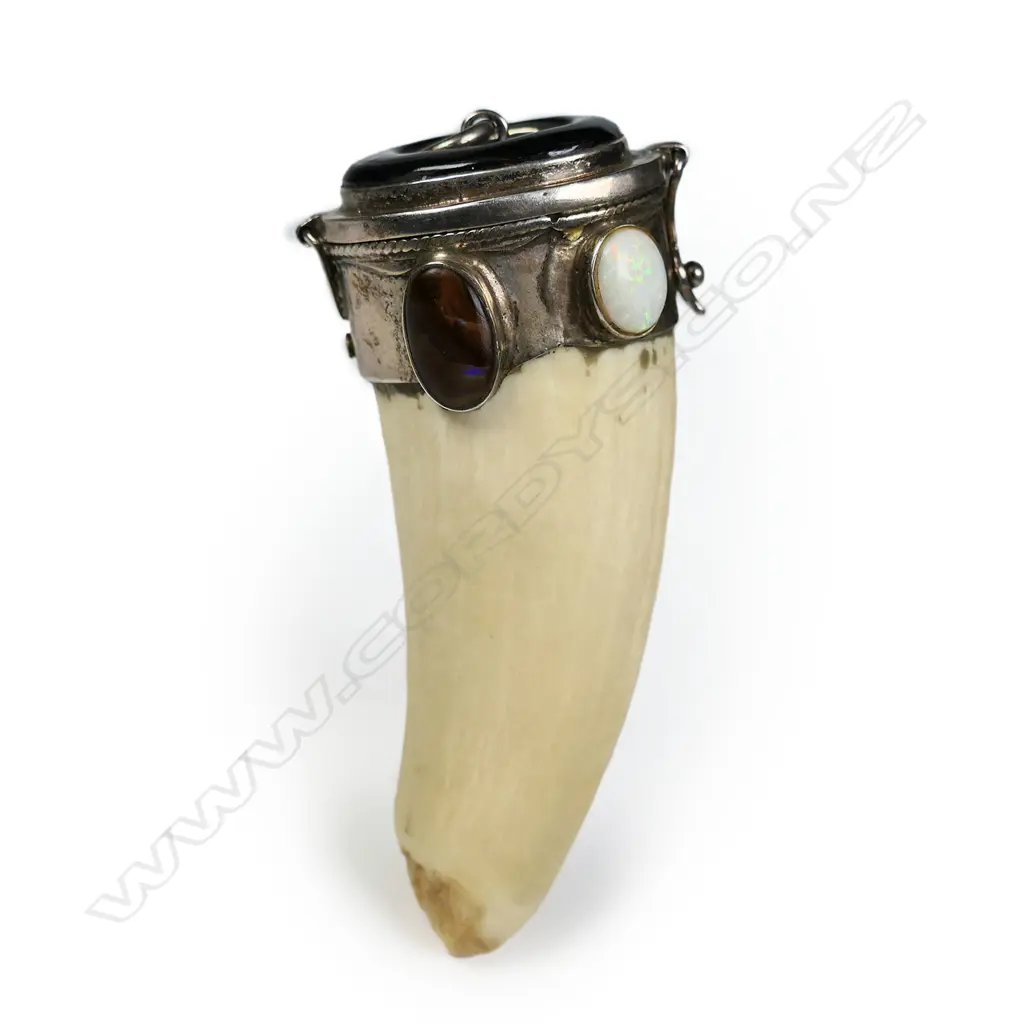 An old whales tooth pendant/mull, Image 1++