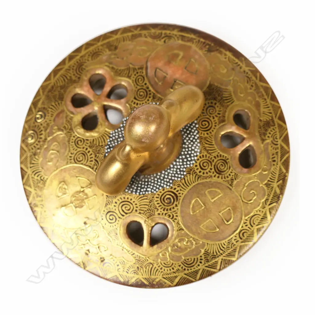 A Satsuma potpourri vase and cover, Image 1++