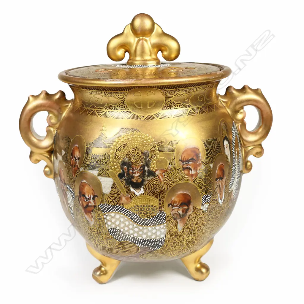 A Satsuma potpourri vase and cover, Image 1++