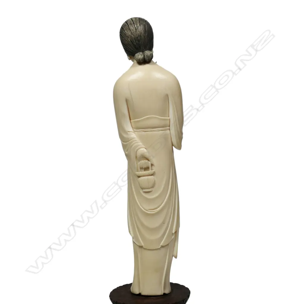 An antique Japanese carved ivory figure, Image 1++