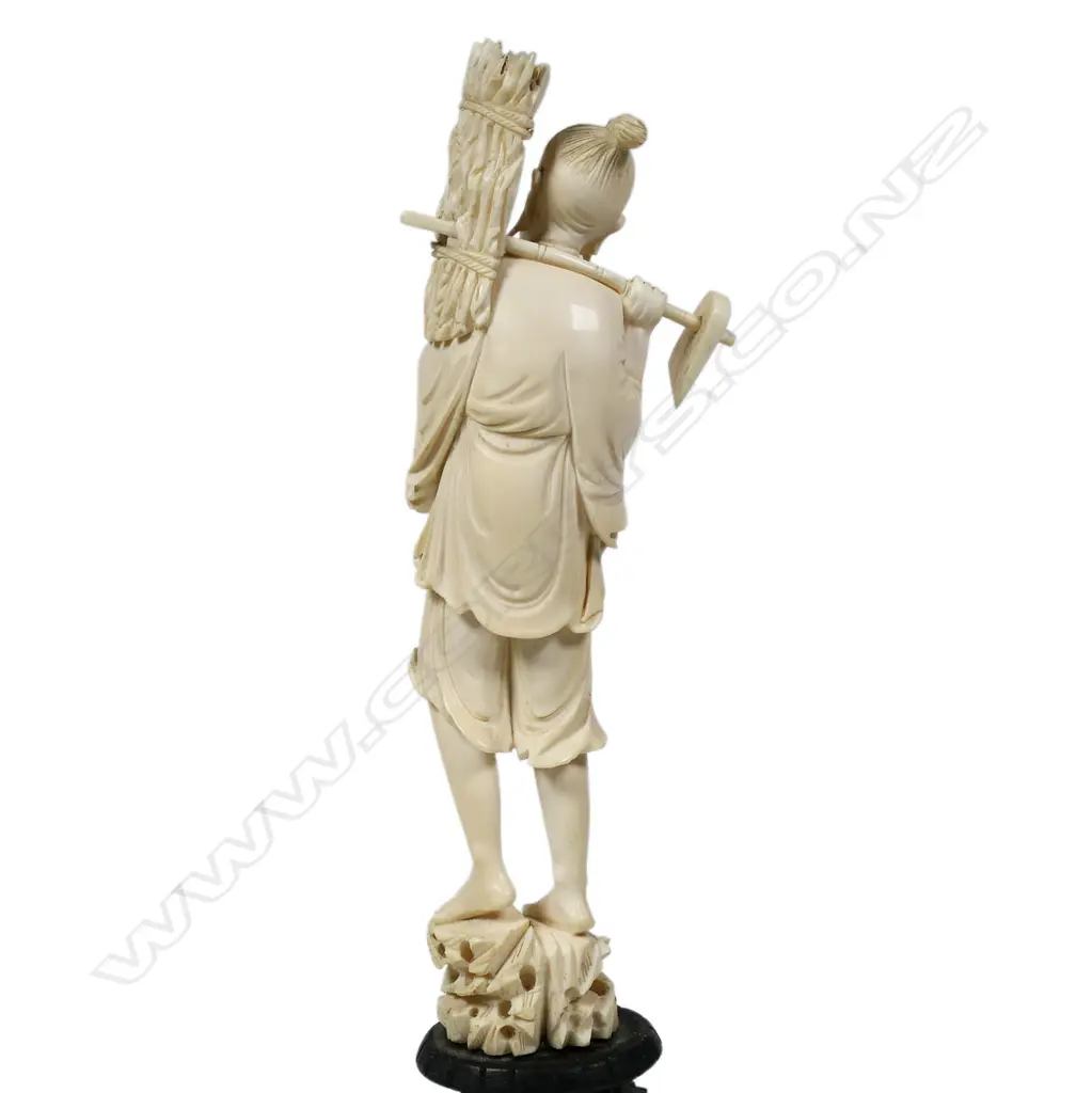An antique Japanese carved ivory figure, Image 1++