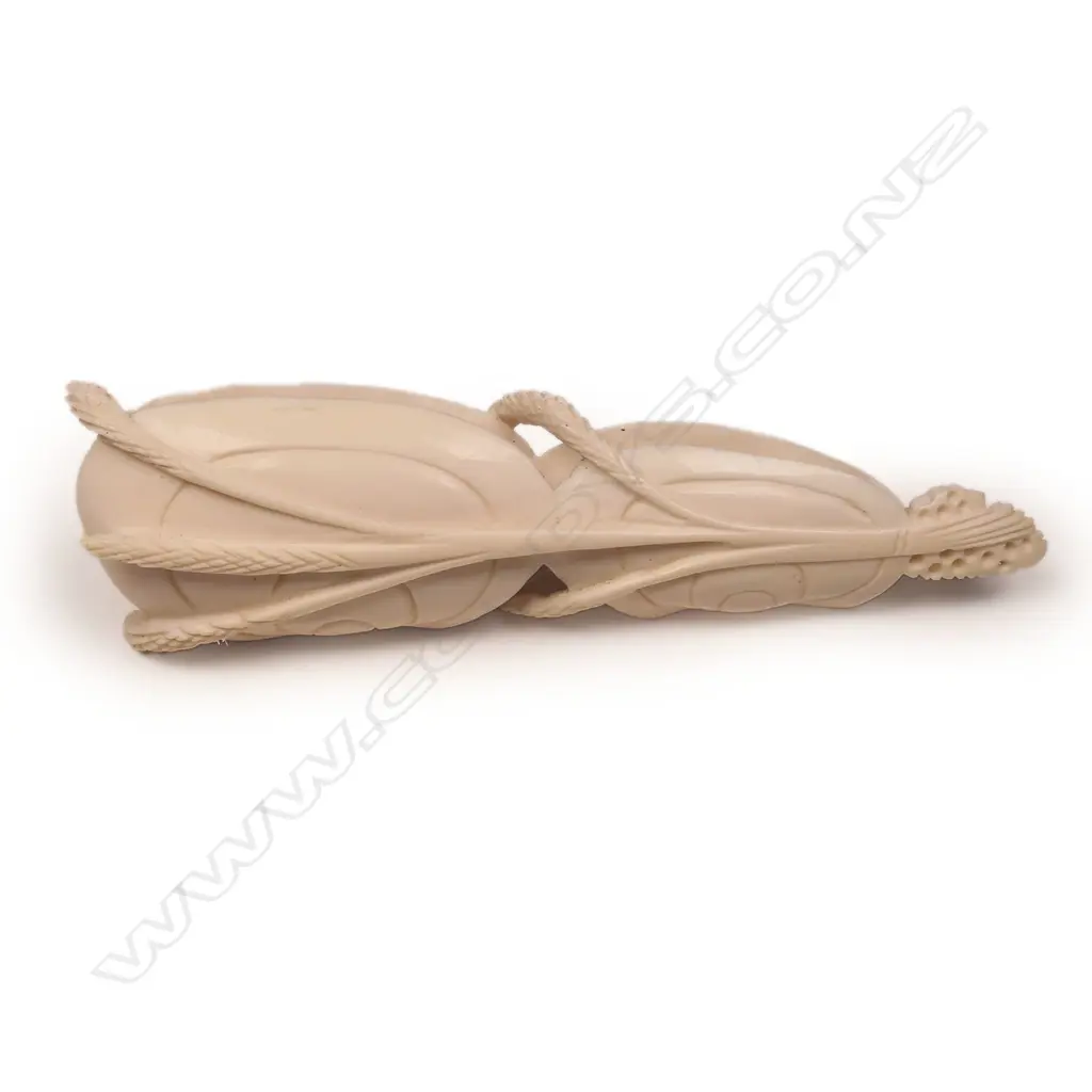 A carved ivory double dream shell, Image 1++