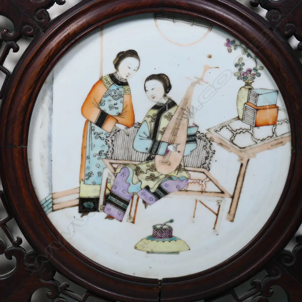 An old Chinese famille rose circular porcelain plaque, Image 1++