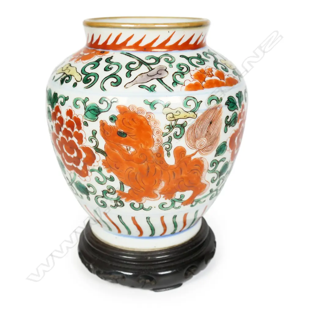 An old Chinese porcelain Wucai jar, Image 1++