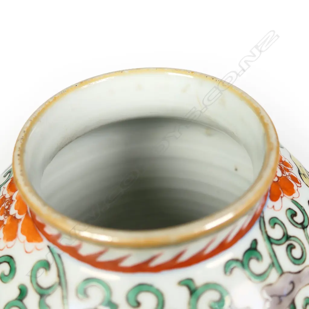 An old Chinese porcelain Wucai jar, Image 1++