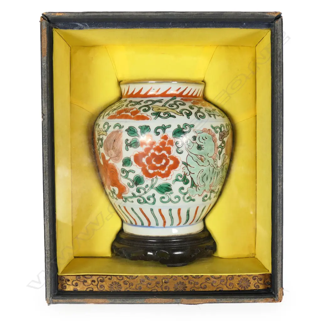 An old Chinese porcelain Wucai jar, Image 1++