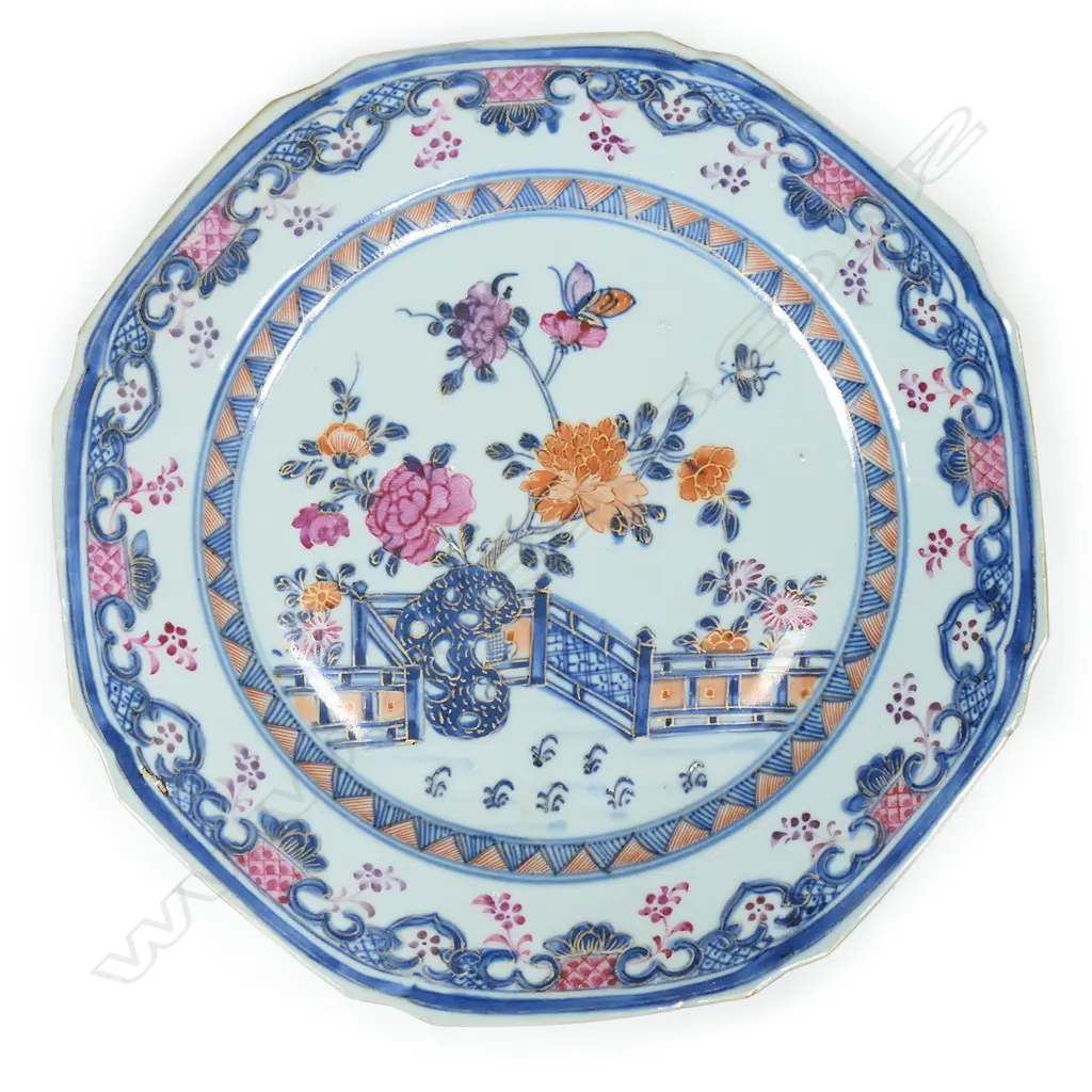 An 18thC Chinese export porcelain octagonal plate, Image 1++