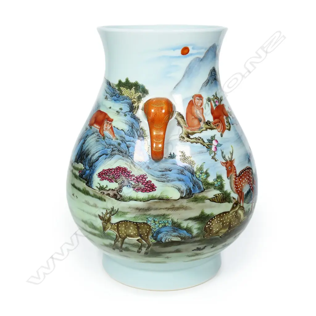 A Chinese porcelain polychrome vase, Image 1++