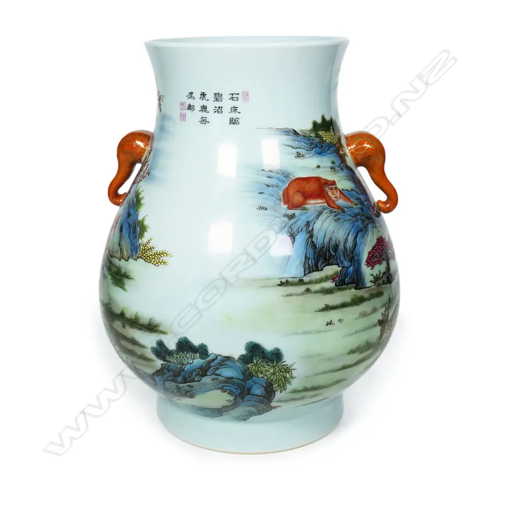 A Chinese porcelain polychrome vase, Image 1++