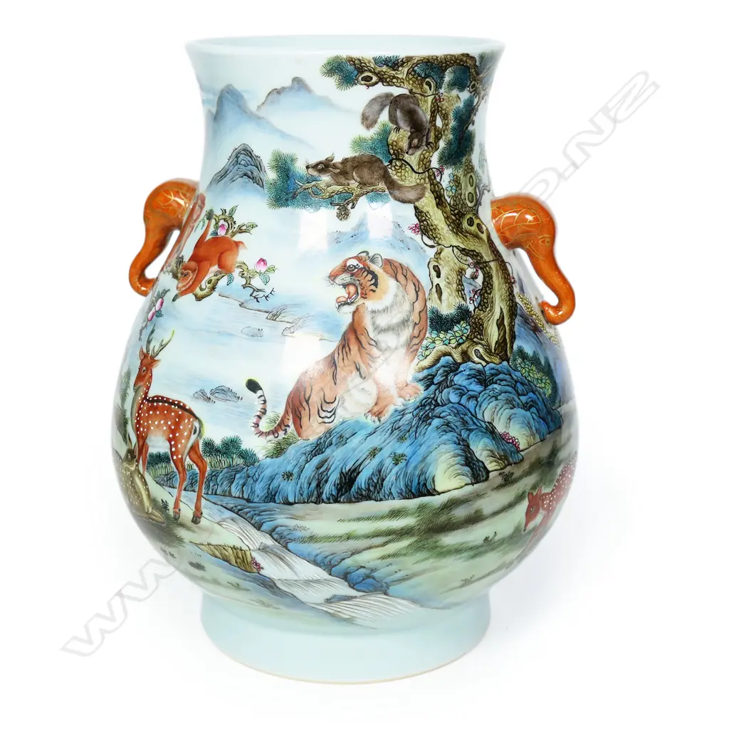 A Chinese porcelain polychrome vase, Image 1++