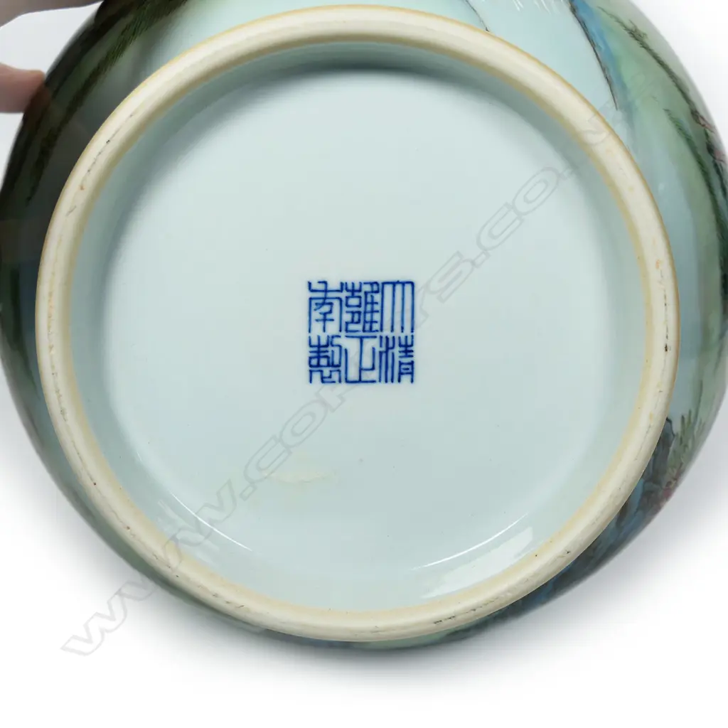 A Chinese porcelain polychrome vase, Image 1++