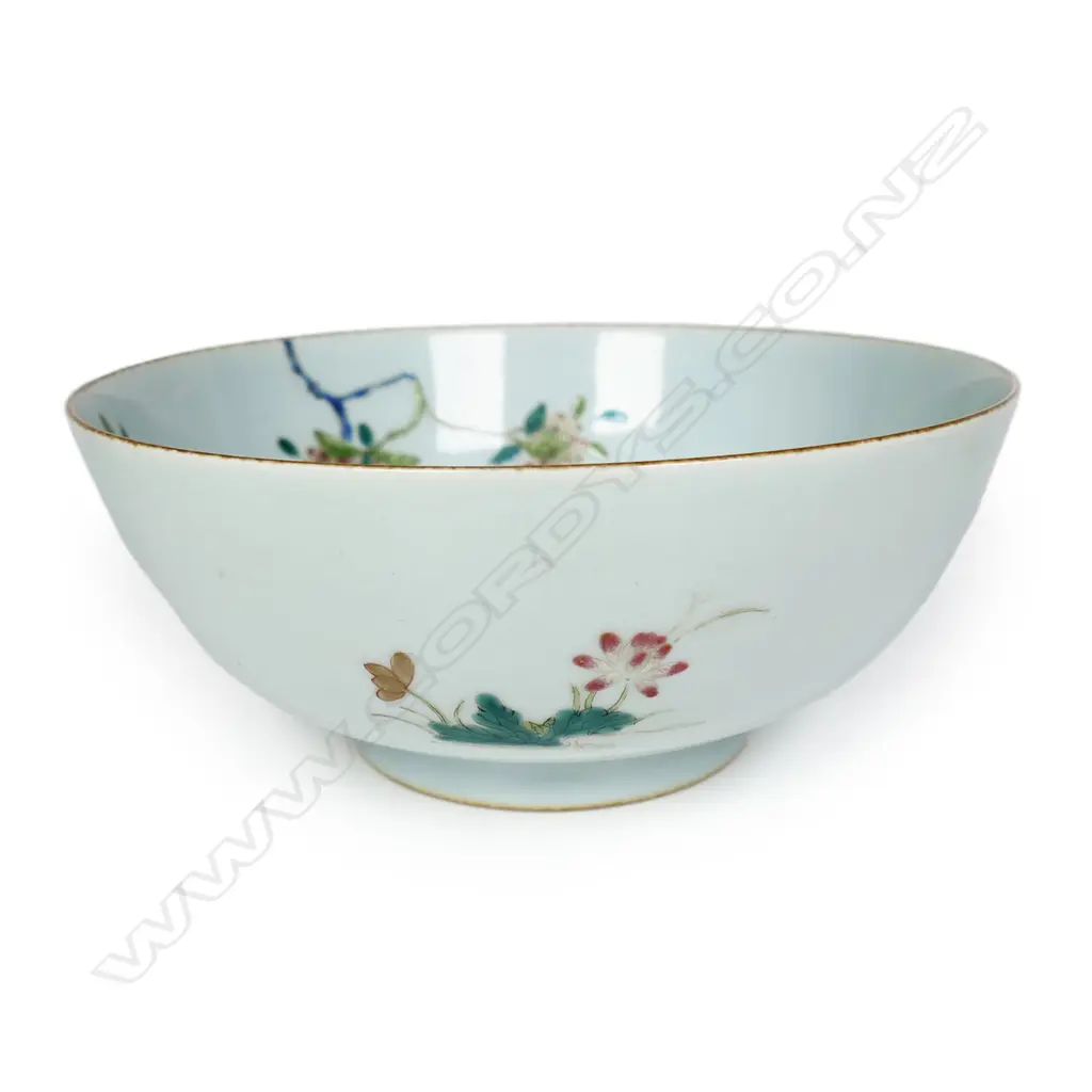 An old Chinese porcelain enamelled bowl, Image 1++