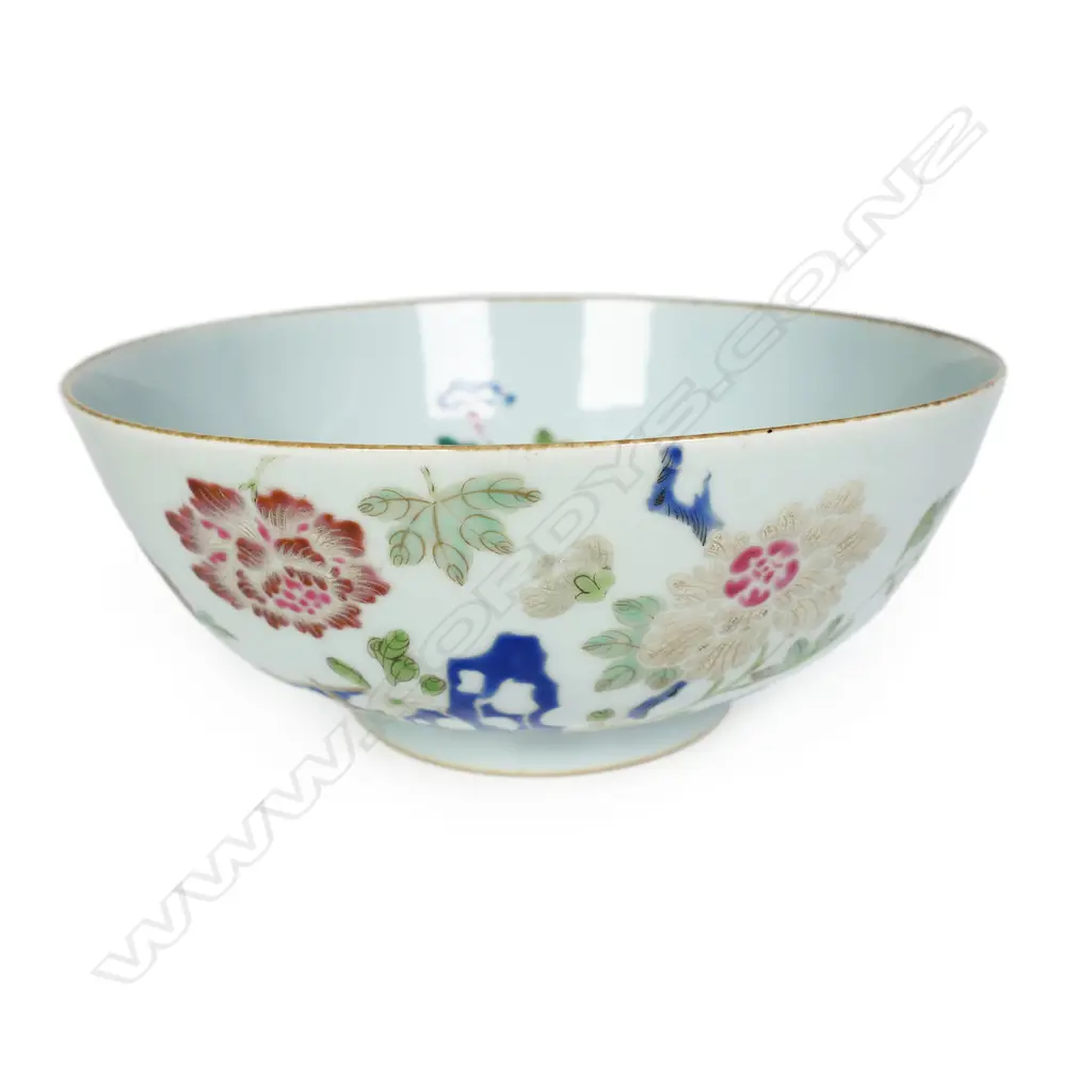 An old Chinese porcelain enamelled bowl, Image 1++