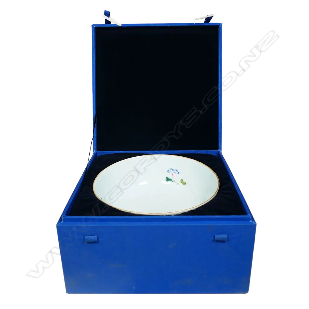 An old Chinese porcelain enamelled bowl, Image 1++