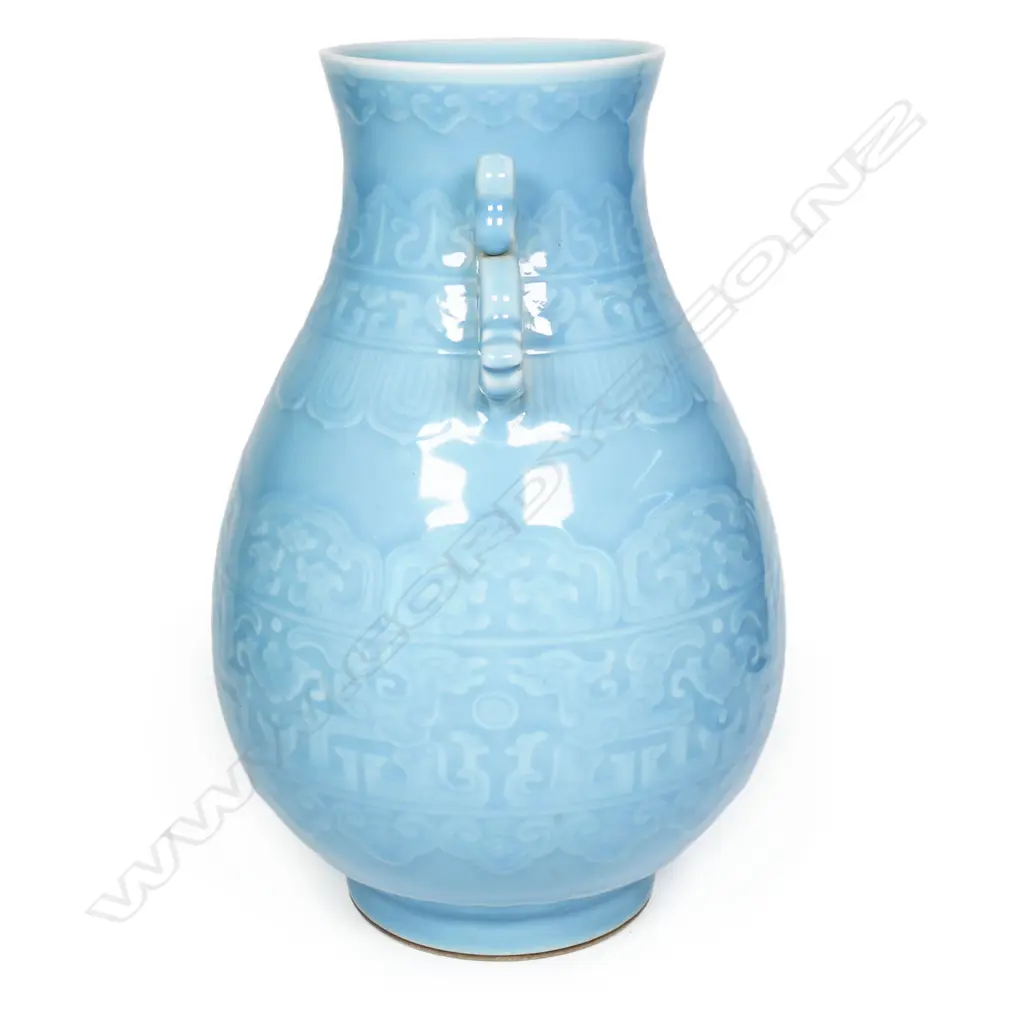 A Chinese porcelain blue celadon double dragon vase, Image 1++